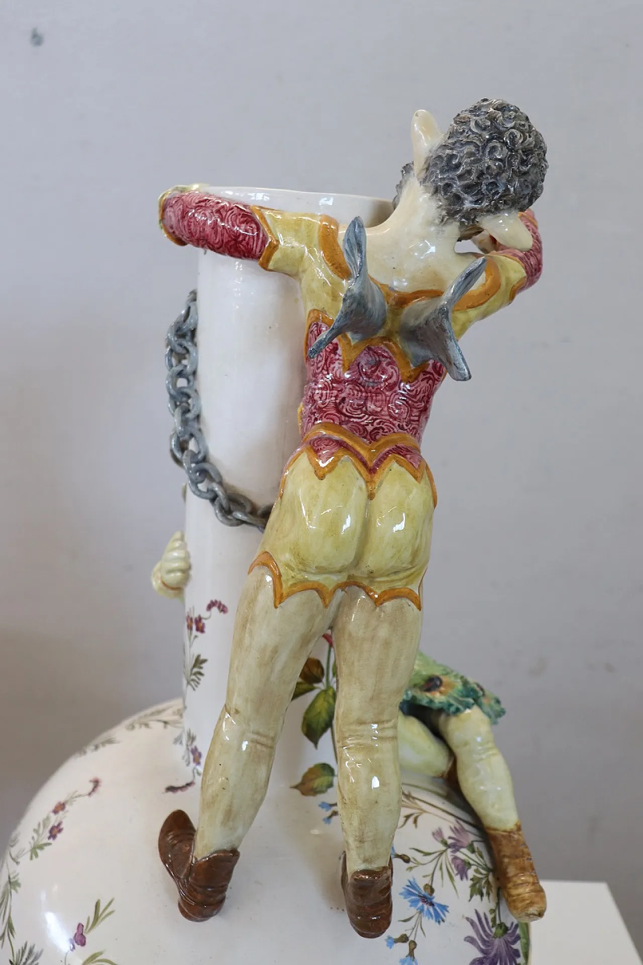 Vaso in ceramica con figure in rilievo, inizio '900 15