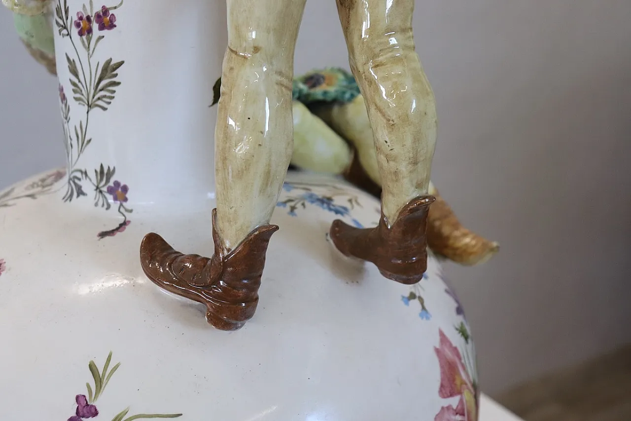 Vaso in ceramica con figure in rilievo, inizio '900 16