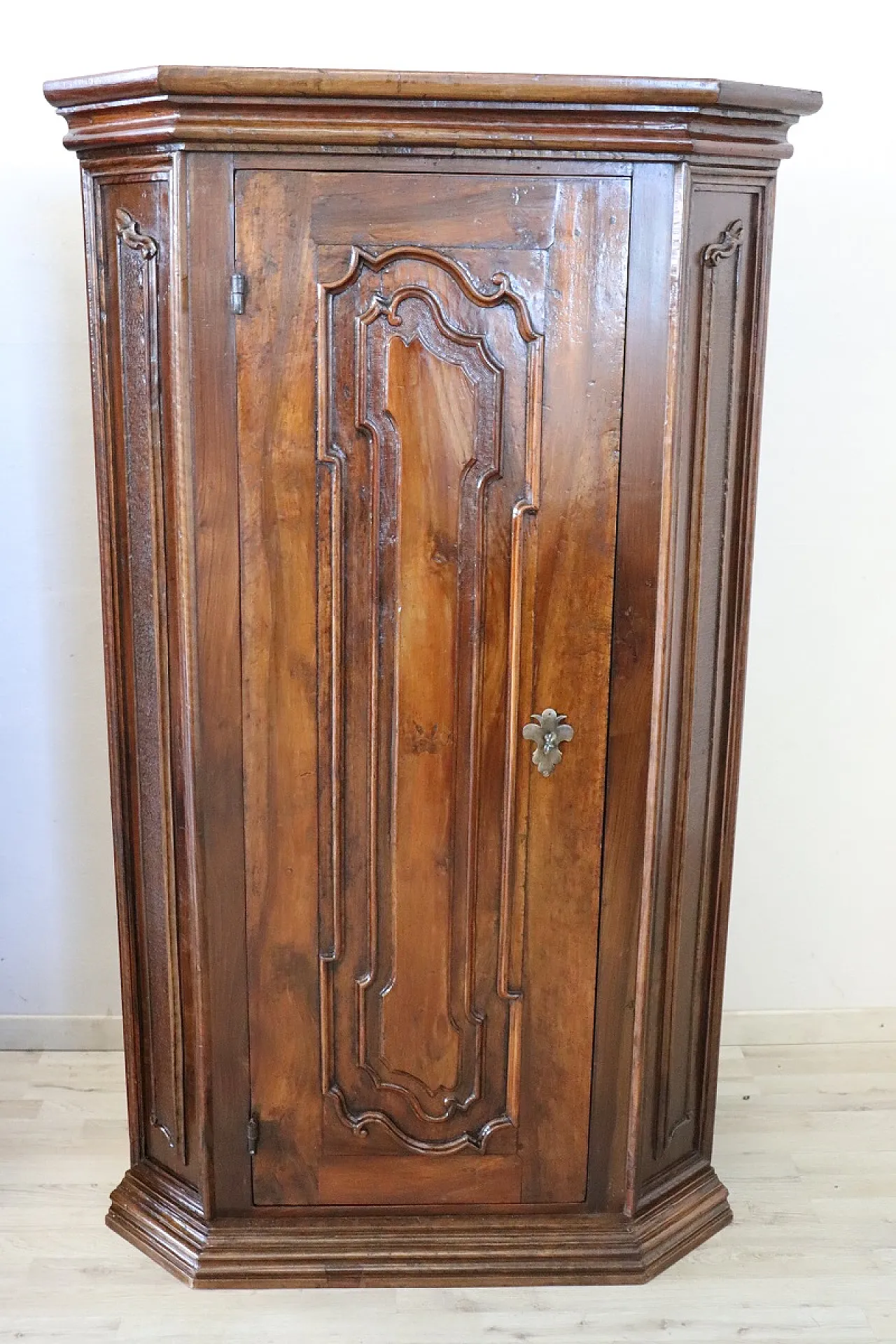 Coppia di angoliere in noce, '600 3