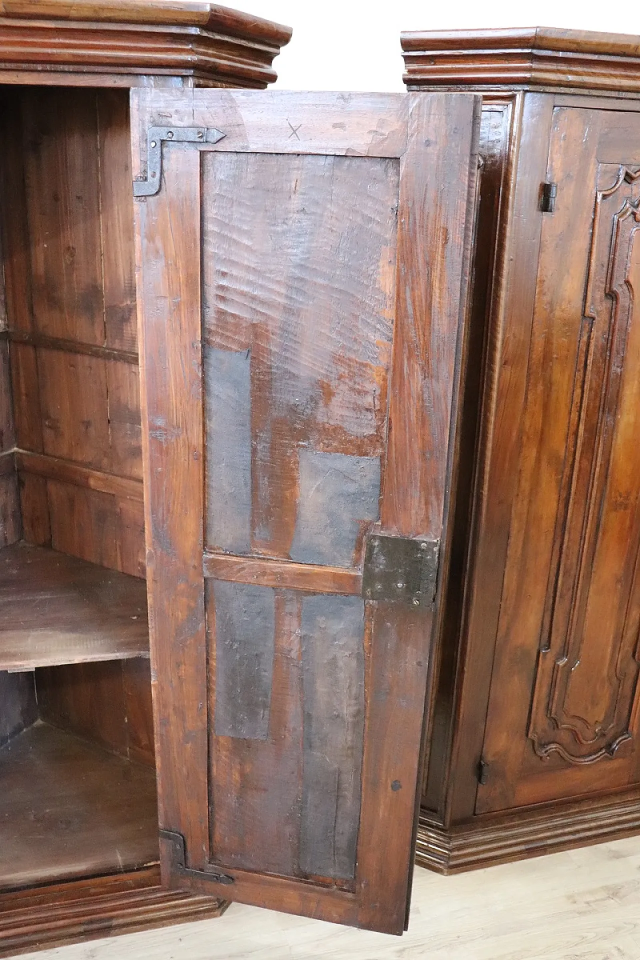 Coppia di angoliere in noce, '600 9