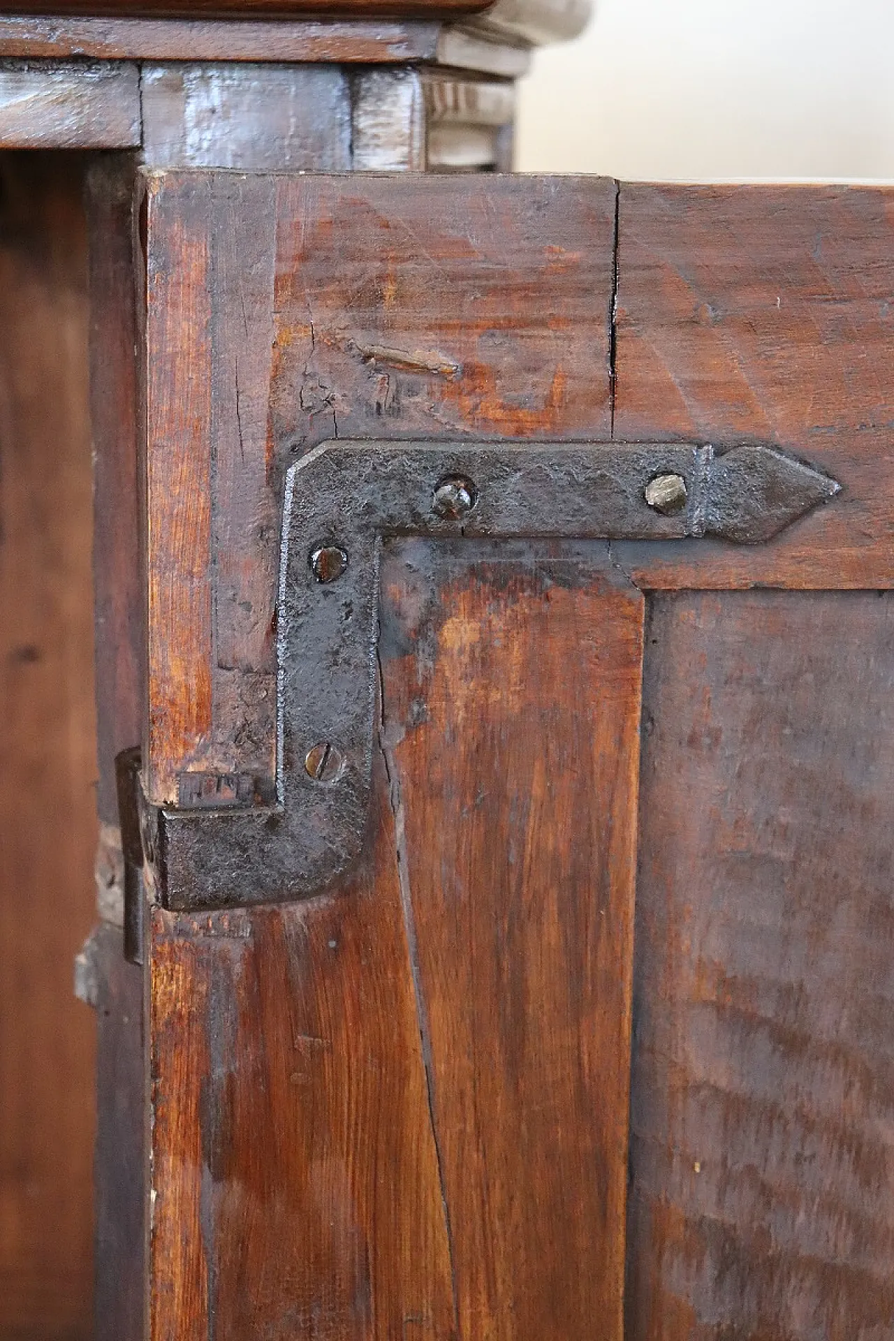 Coppia di angoliere in noce, '600 10