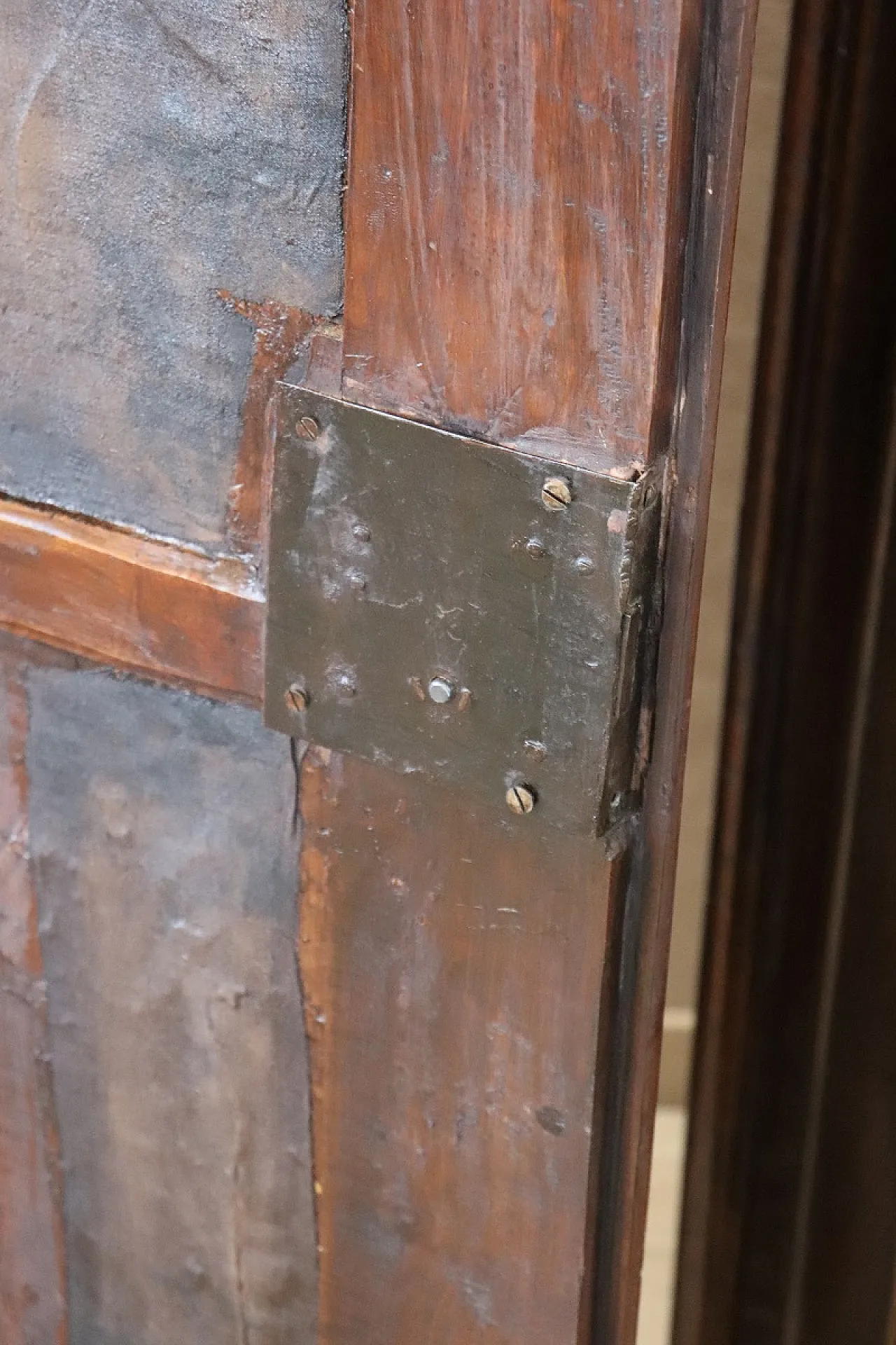 Coppia di angoliere in noce, '600 11