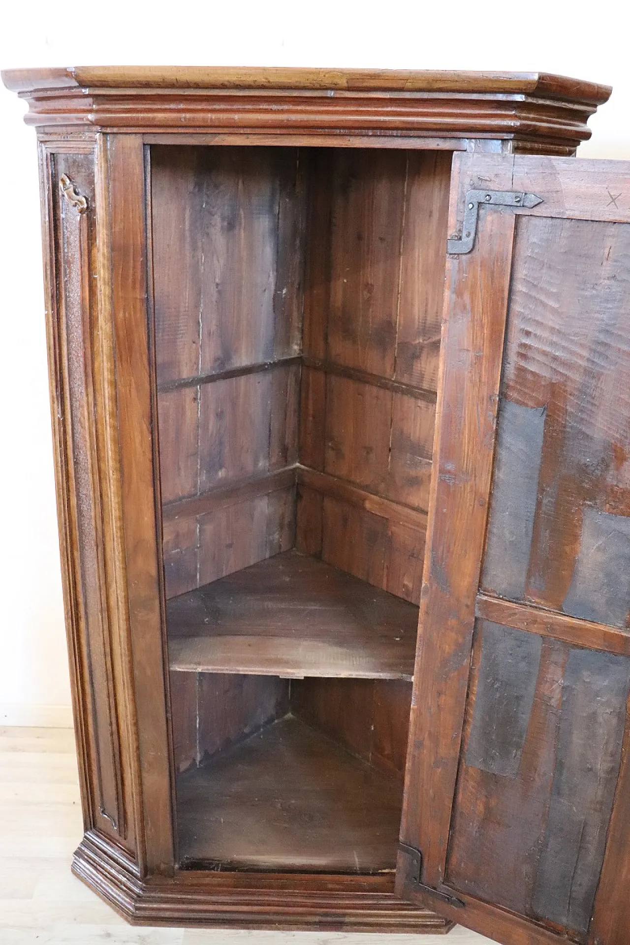 Coppia di angoliere in noce, '600 12