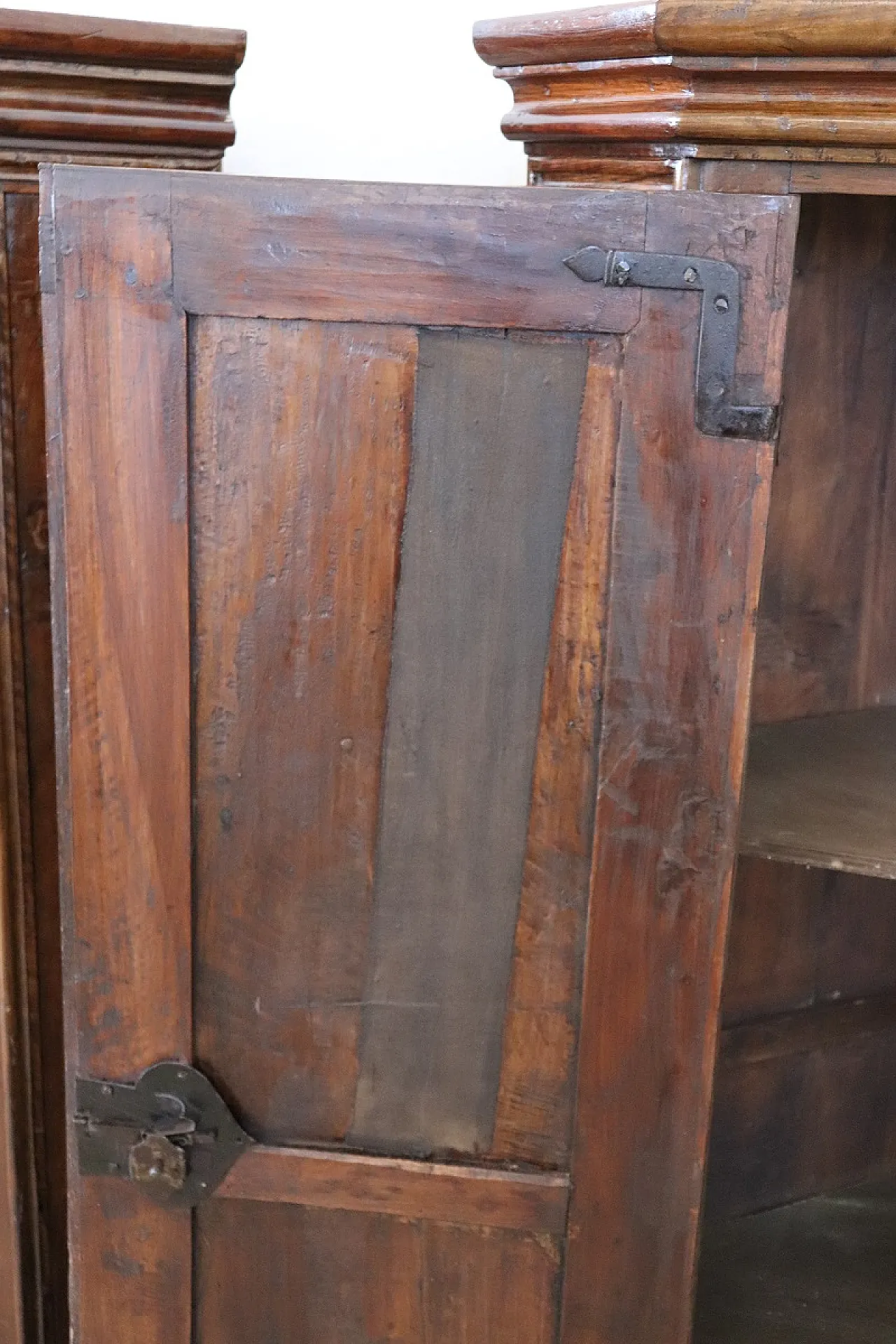 Coppia di angoliere in noce, '600 16