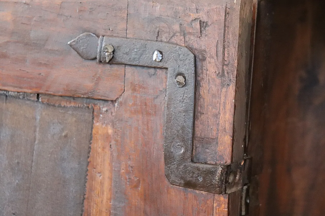 Coppia di angoliere in noce, '600 17