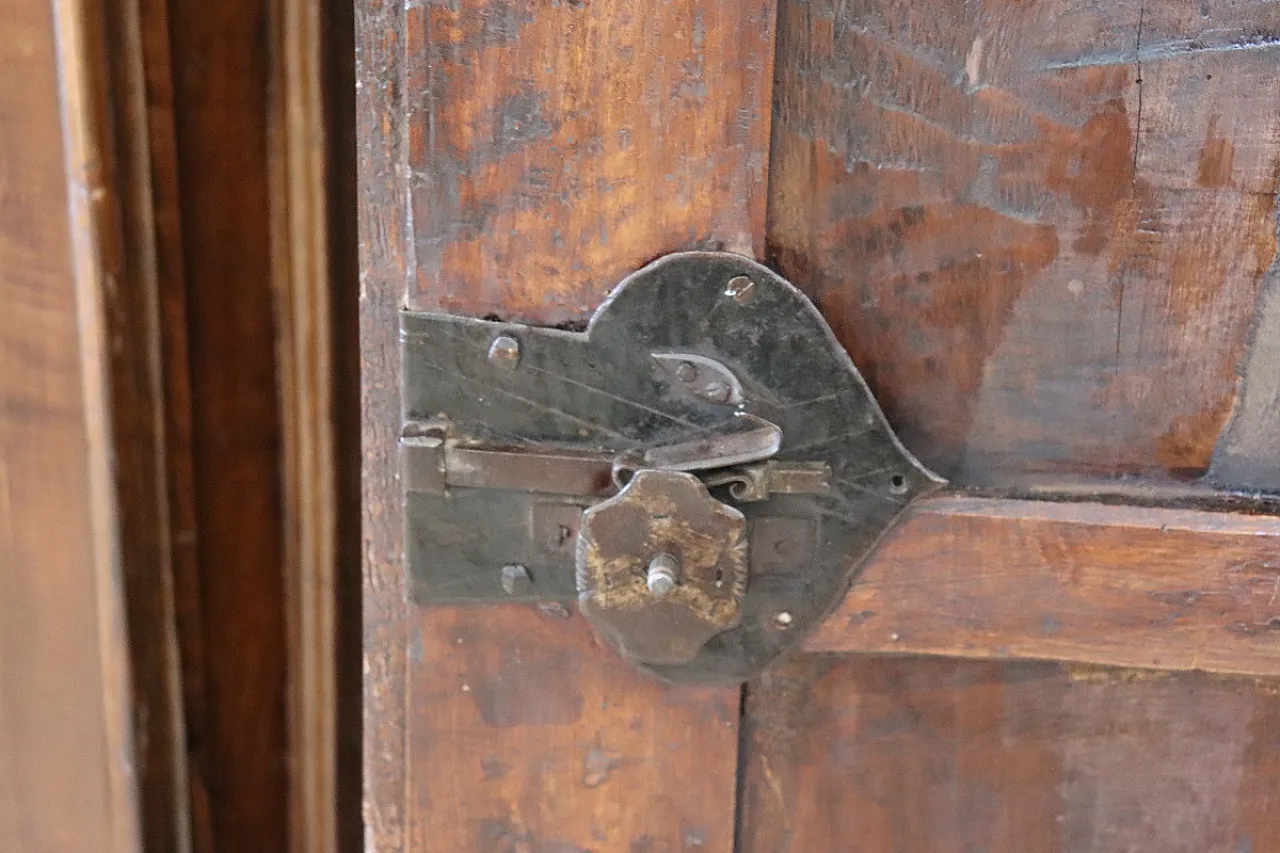 Coppia di angoliere in noce, '600 18