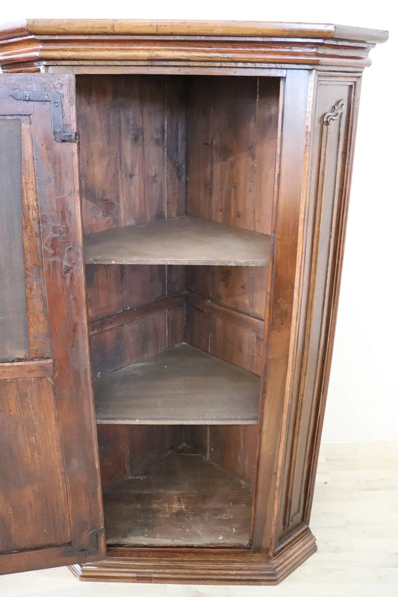 Coppia di angoliere in noce, '600 19