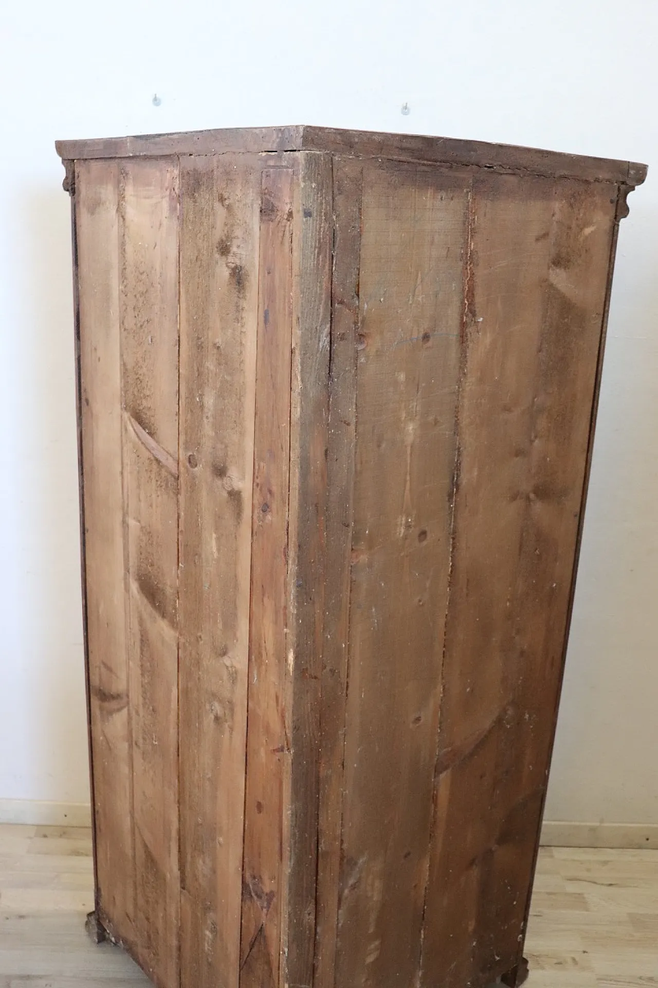 Coppia di angoliere in noce, '600 22