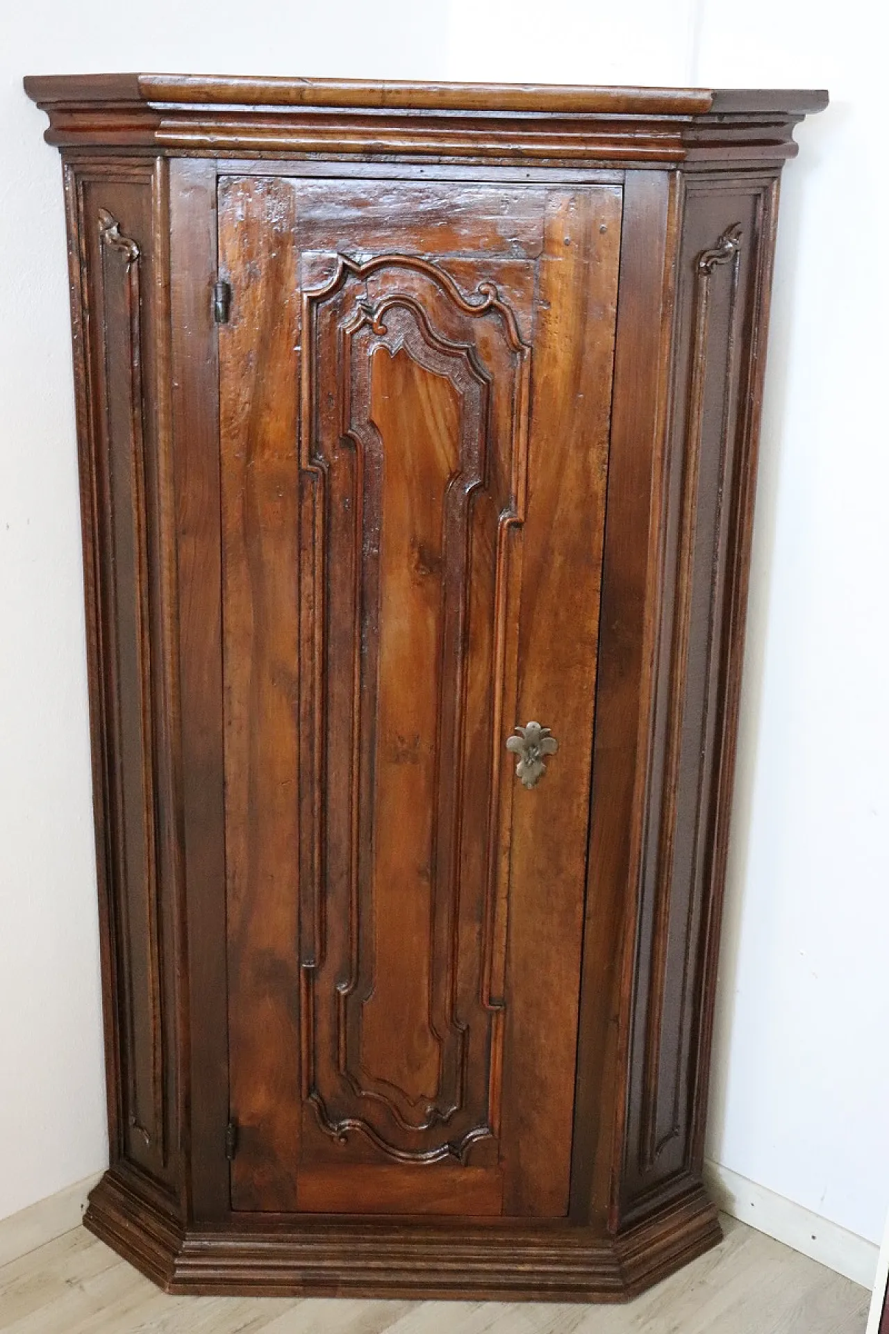 Coppia di angoliere in noce, '600 23