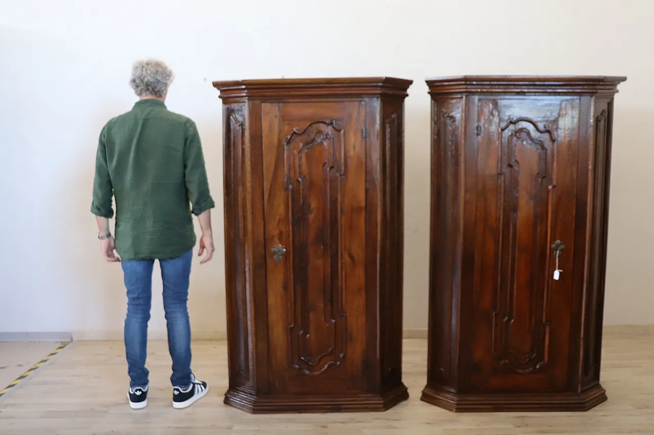 Coppia di angoliere in noce, '600 24