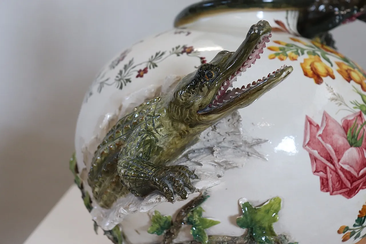 Vaso in ceramica con figure in rilievo, inizi '900 9