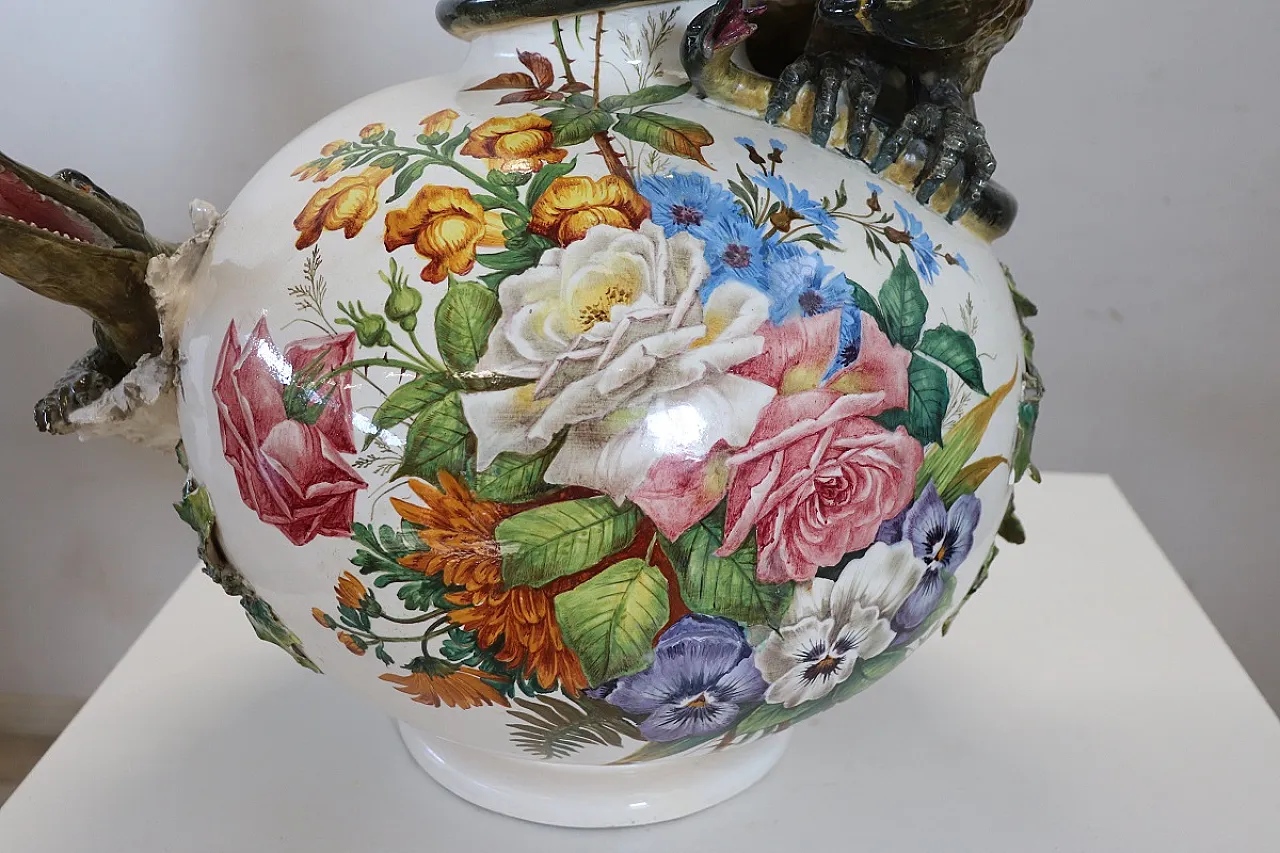 Vaso in ceramica con figure in rilievo, inizi '900 11