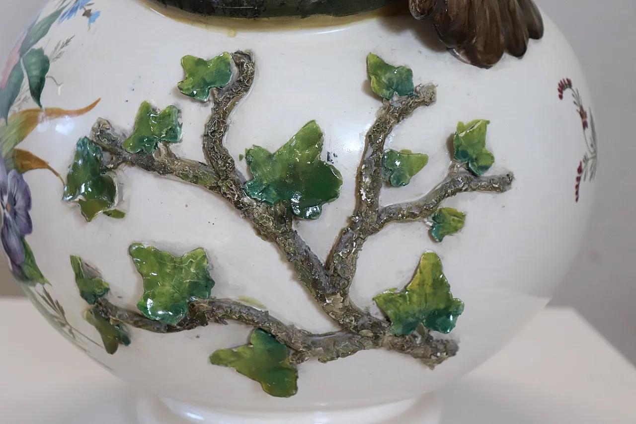 Vaso in ceramica con figure in rilievo, inizi '900 12