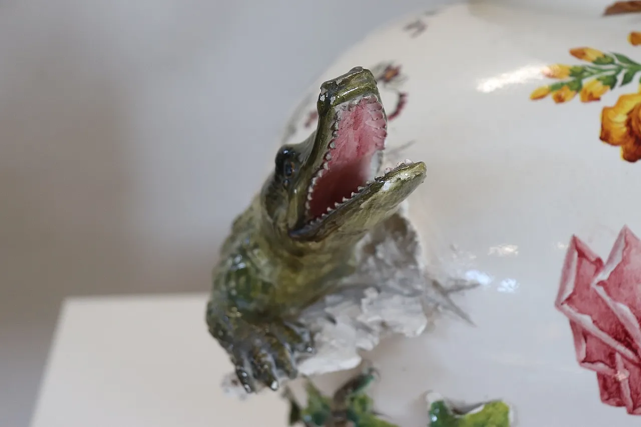 Vaso in ceramica con figure in rilievo, inizi '900 15