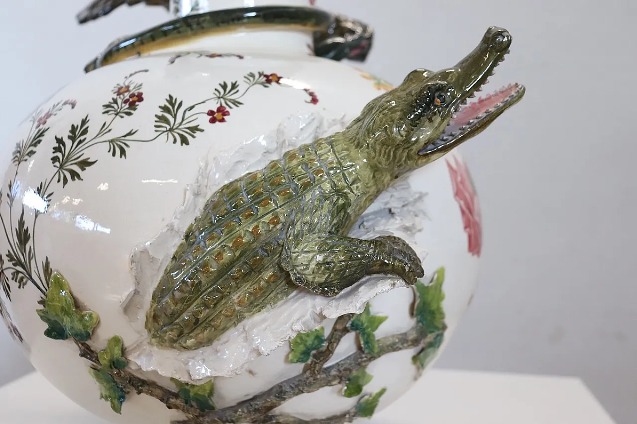 Vaso in ceramica con figure in rilievo, inizi '900 16