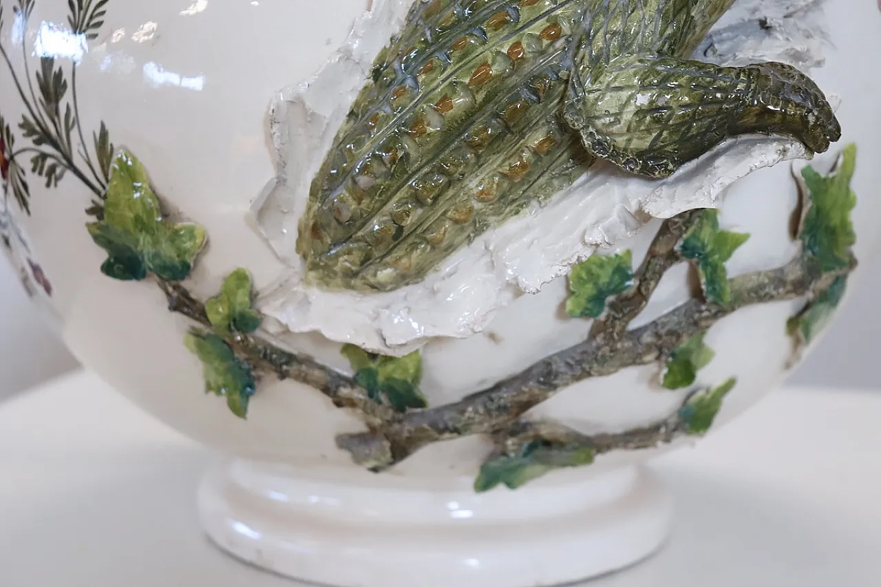 Vaso in ceramica con figure in rilievo, inizi '900 17