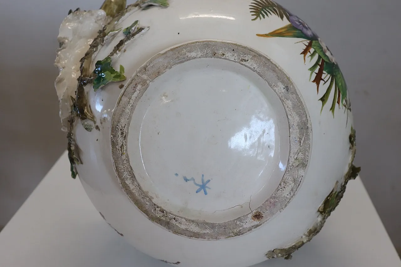 Vaso in ceramica con figure in rilievo, inizi '900 18