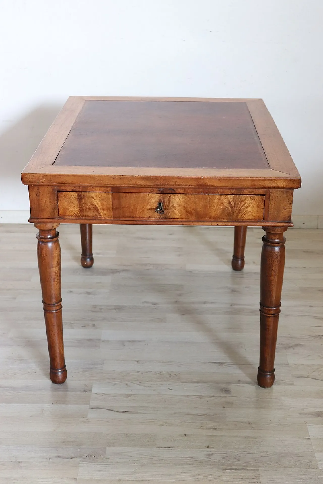 Walnut desk, 19th century 4
