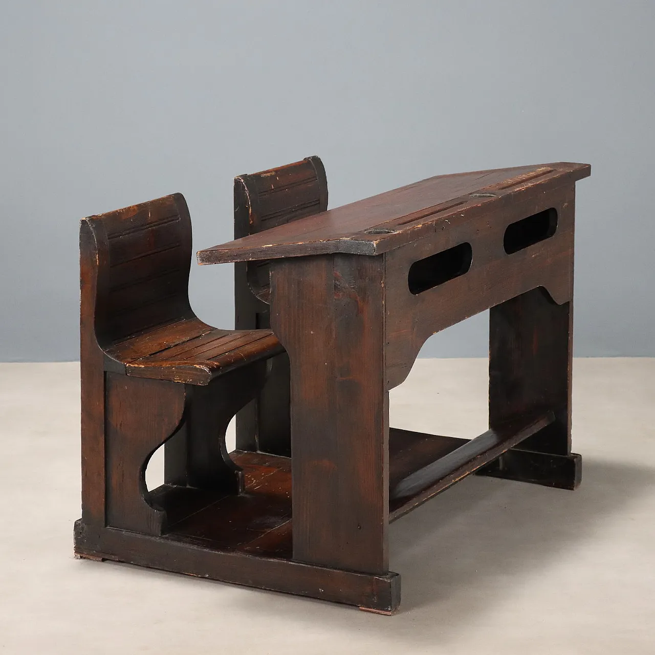 Banco scuola in larice tinto noce con due sedili ribaltabili, '800 1