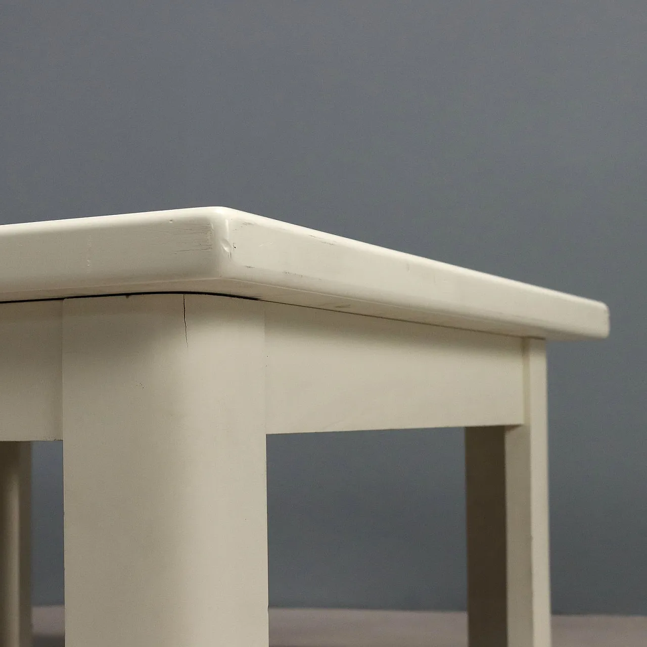 Tavolino in legno laccato bianco con piano quadrato, '900 3