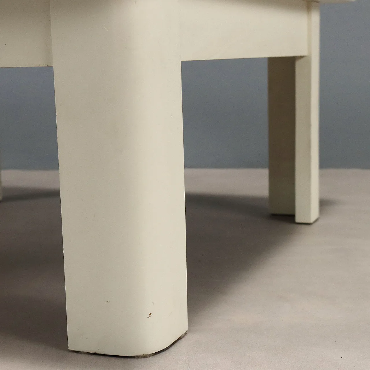 Tavolino in legno laccato bianco con piano quadrato, '900 5