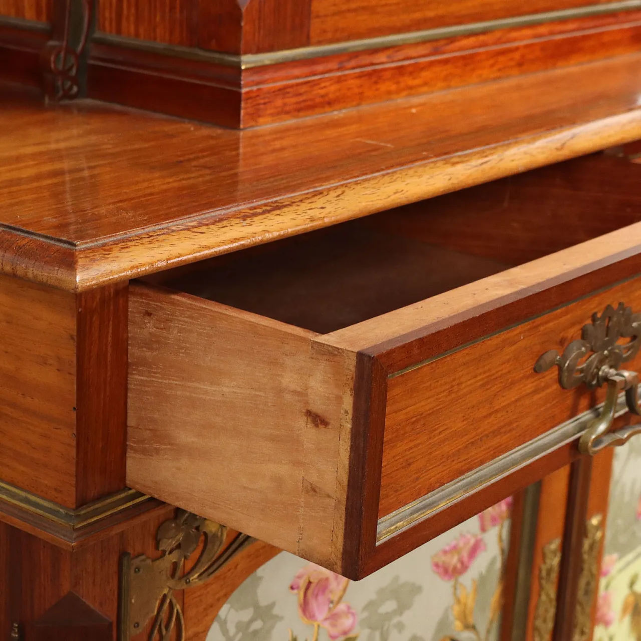Credenza Liberty in legno con vetrina e pannelli in ceramica, inizio '900 10