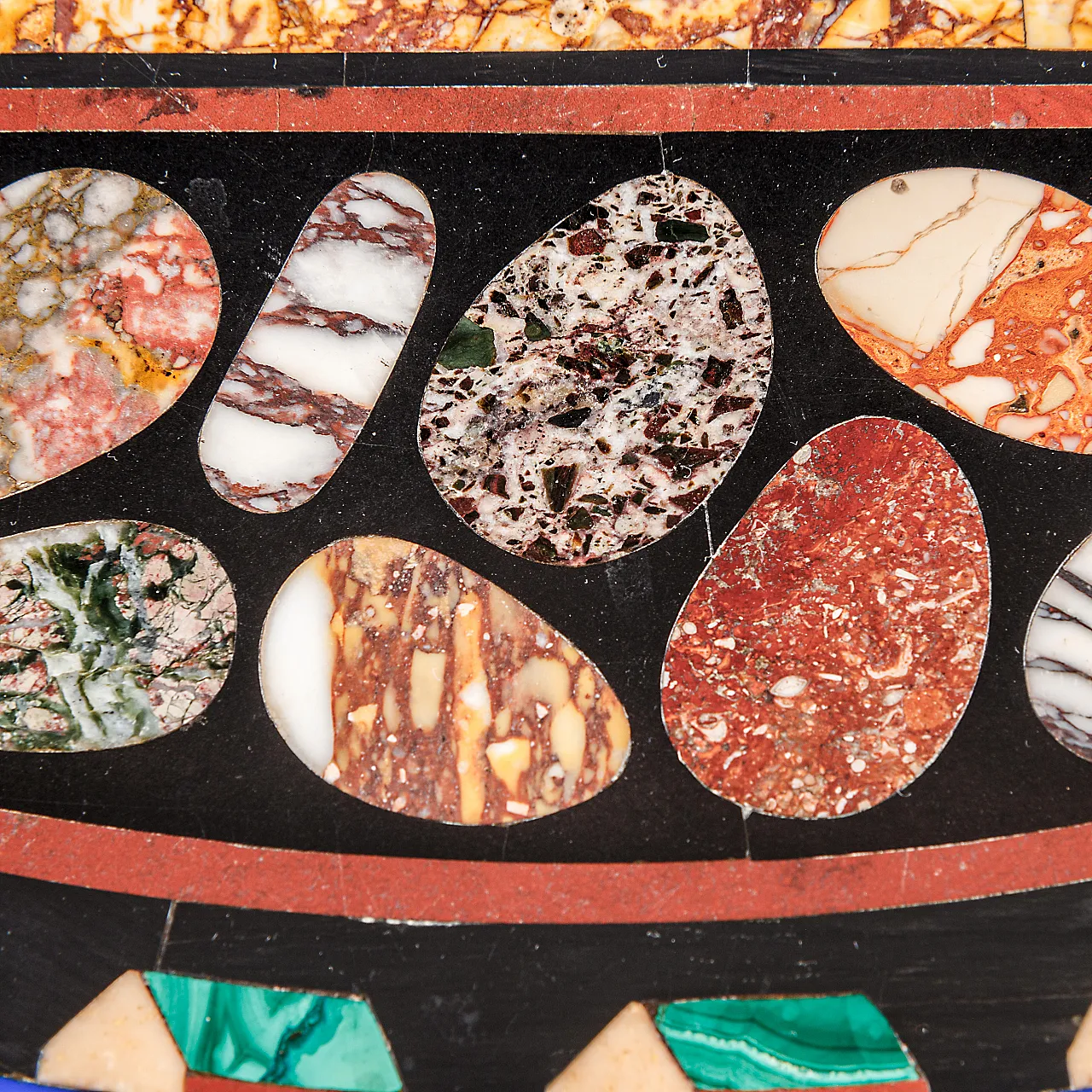 Tavolino in palissandro con piano in marmo commesso e scacchiera, metà '800 6