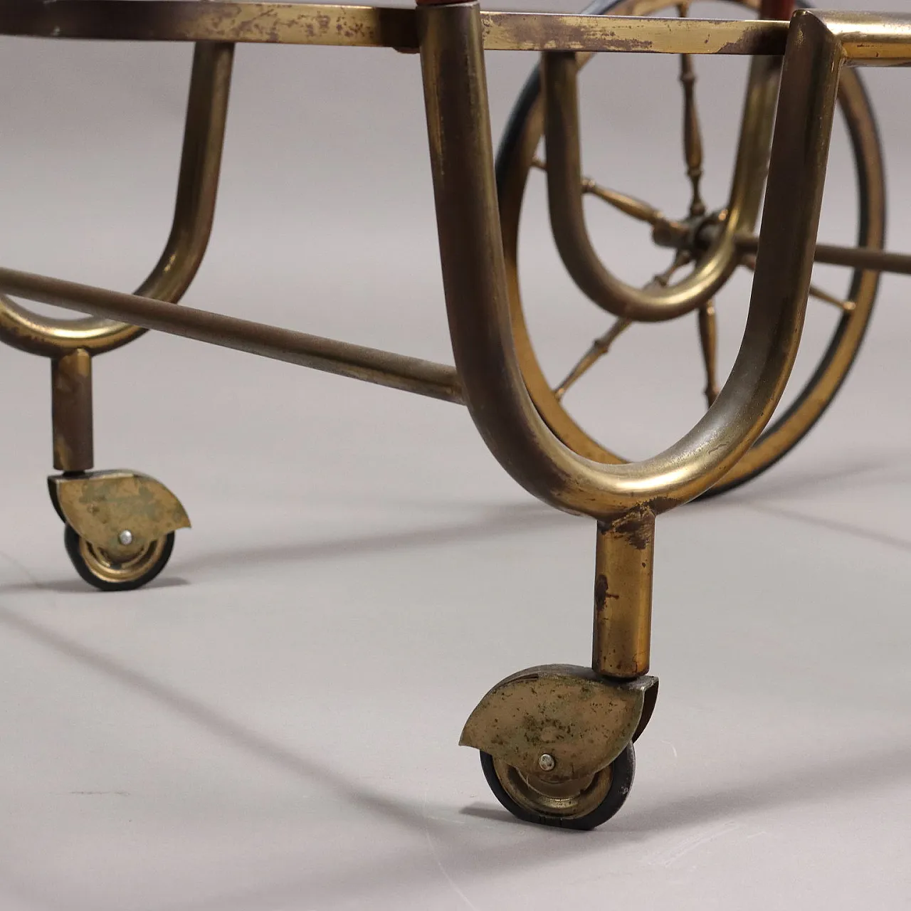 Carrello di servizio in legno, ottone e vetro, anni '50 4