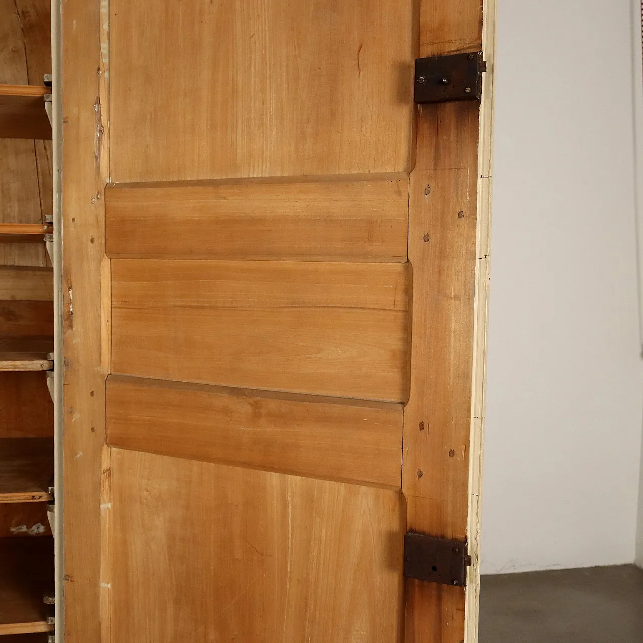 Armadio dispensa Direttorio in pioppo laccato bianco, fine '700 6