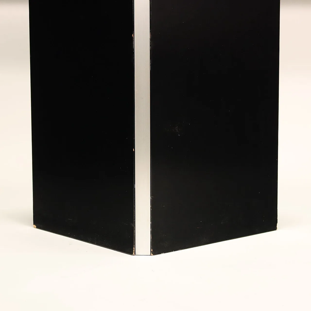 Tavolo quadrato in legno e alluminio con piano in vetro, anni '80 8