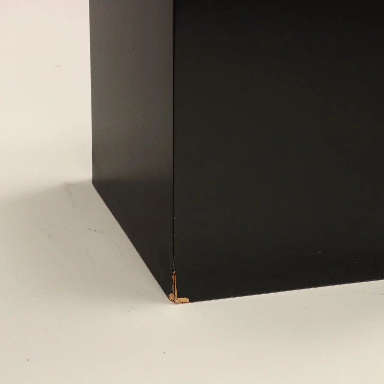 Tavolo quadrato in legno e alluminio con piano in vetro, anni '80 9