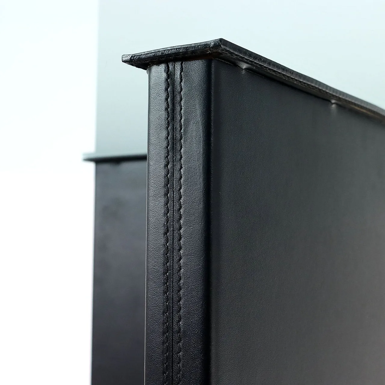 Tavolo con piano in vetro, anni '80 9