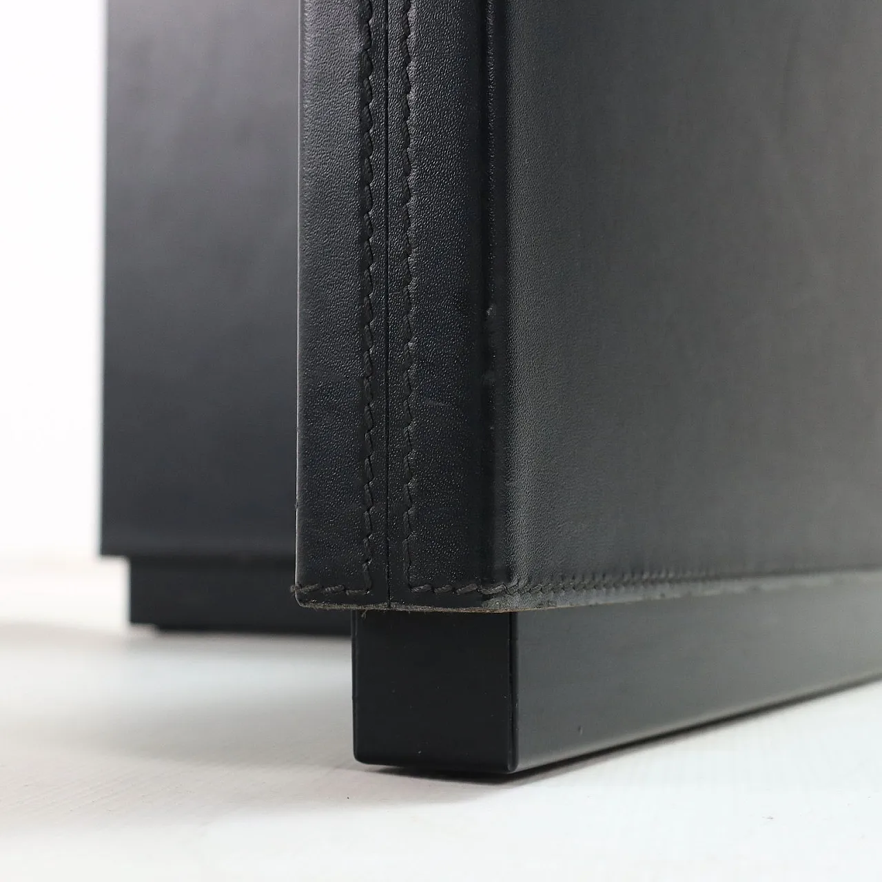 Tavolo con piano in vetro, anni '80 10