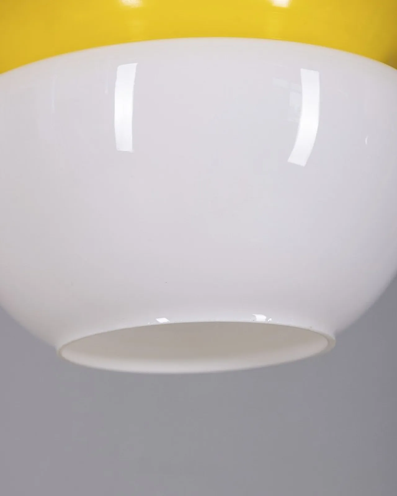 Lampada a sospensione in vetro bianco e giallo, anni '70 4