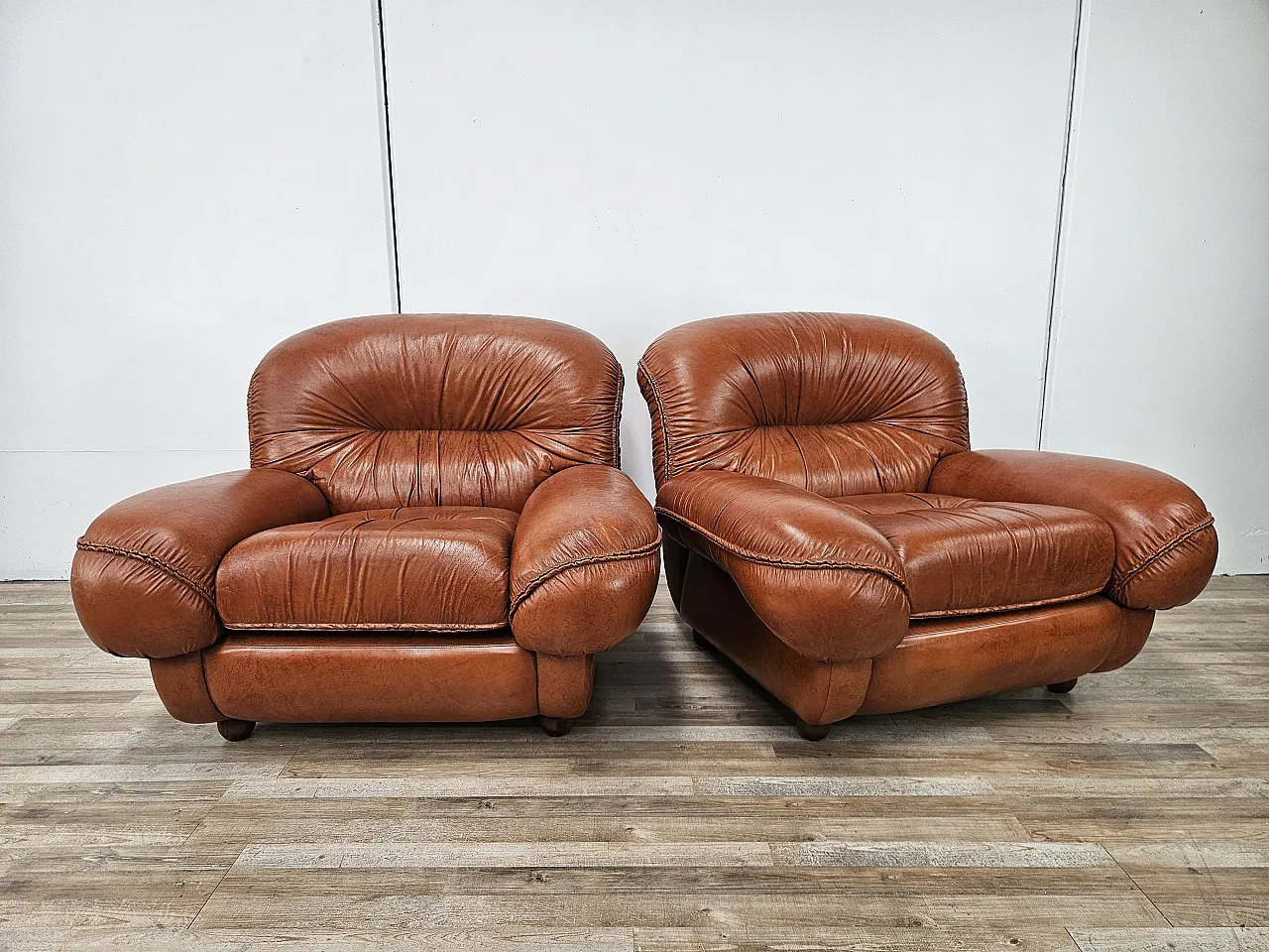 Poltrone in pelle cognac,  anni '70 1