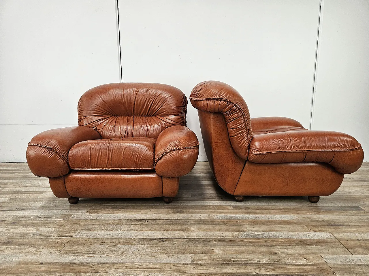 Poltrone in pelle cognac,  anni '70 2