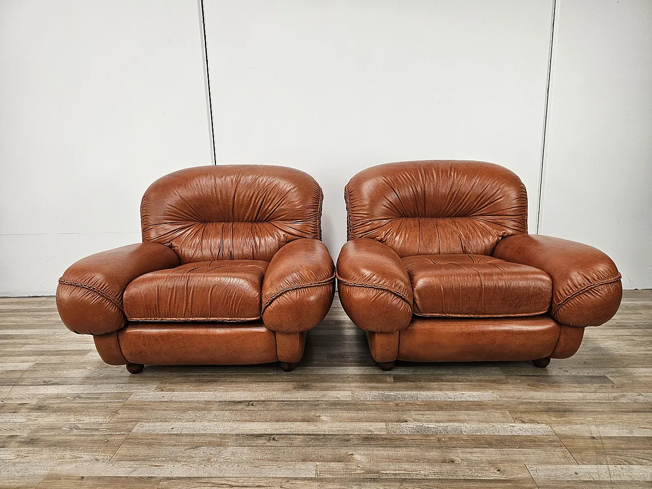 Poltrone in pelle cognac,  anni '70 5