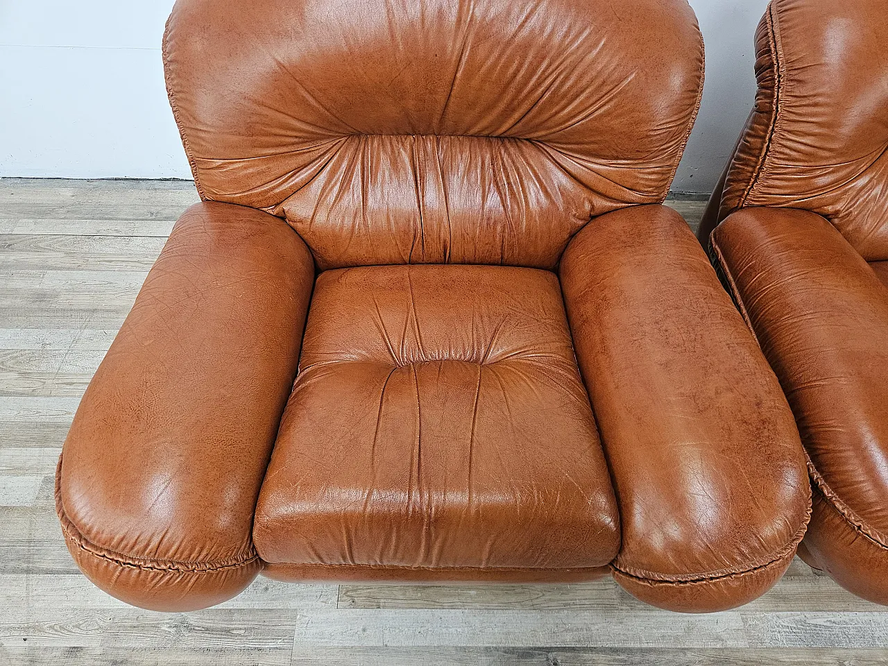 Poltrone in pelle cognac,  anni '70 7