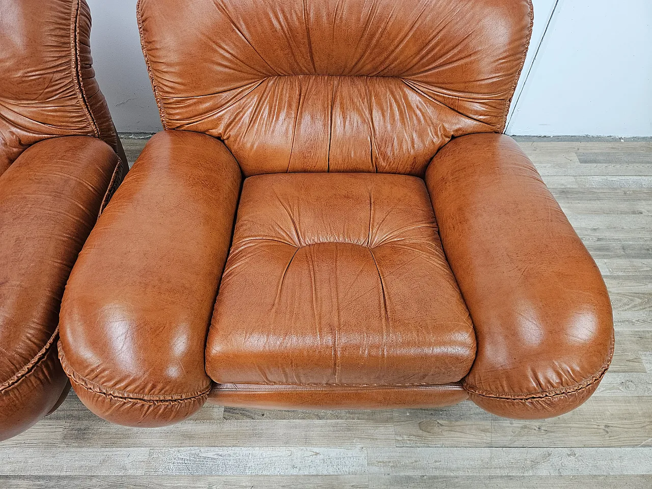 Poltrone in pelle cognac,  anni '70 9