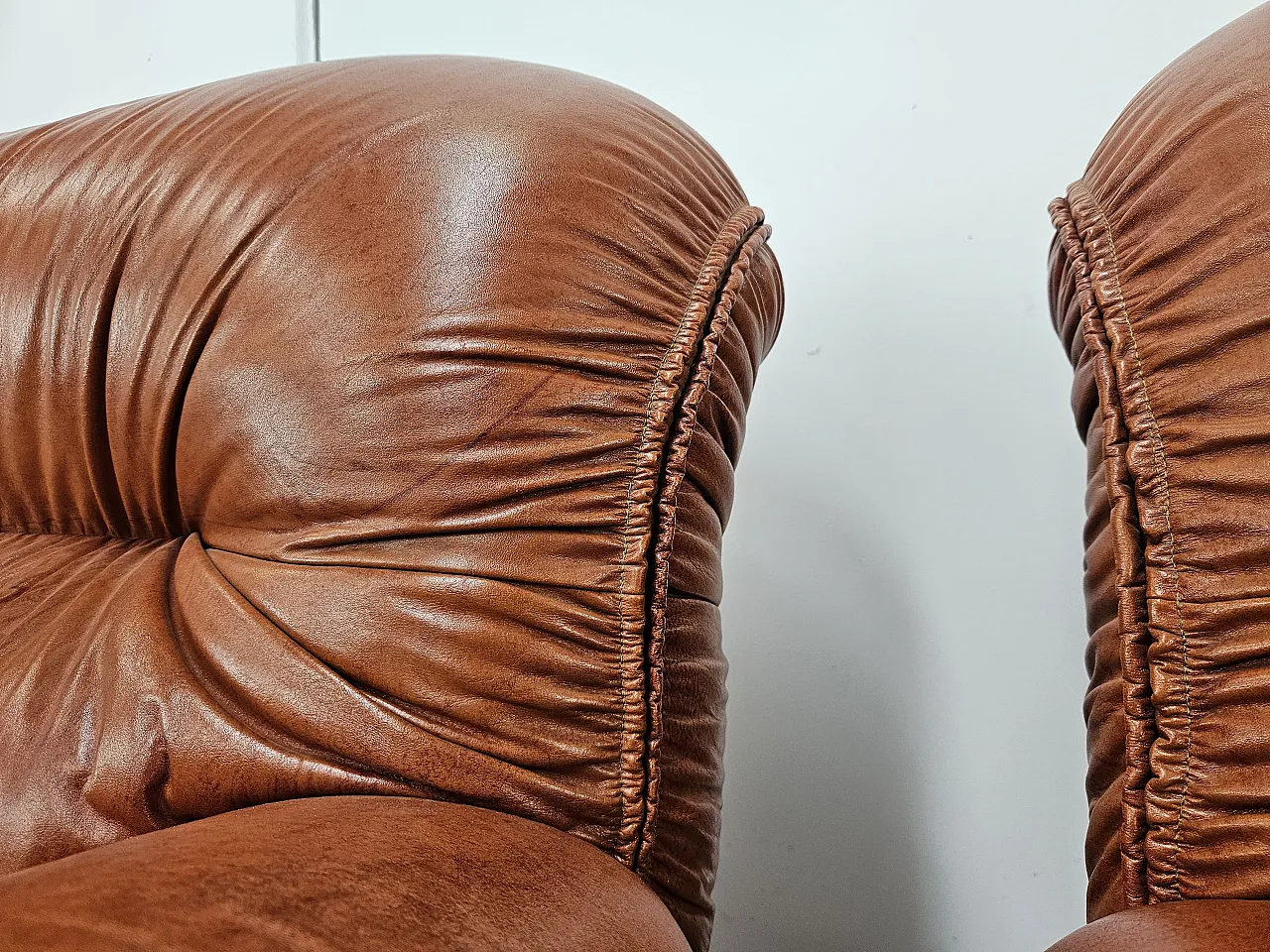 Poltrone in pelle cognac,  anni '70 10