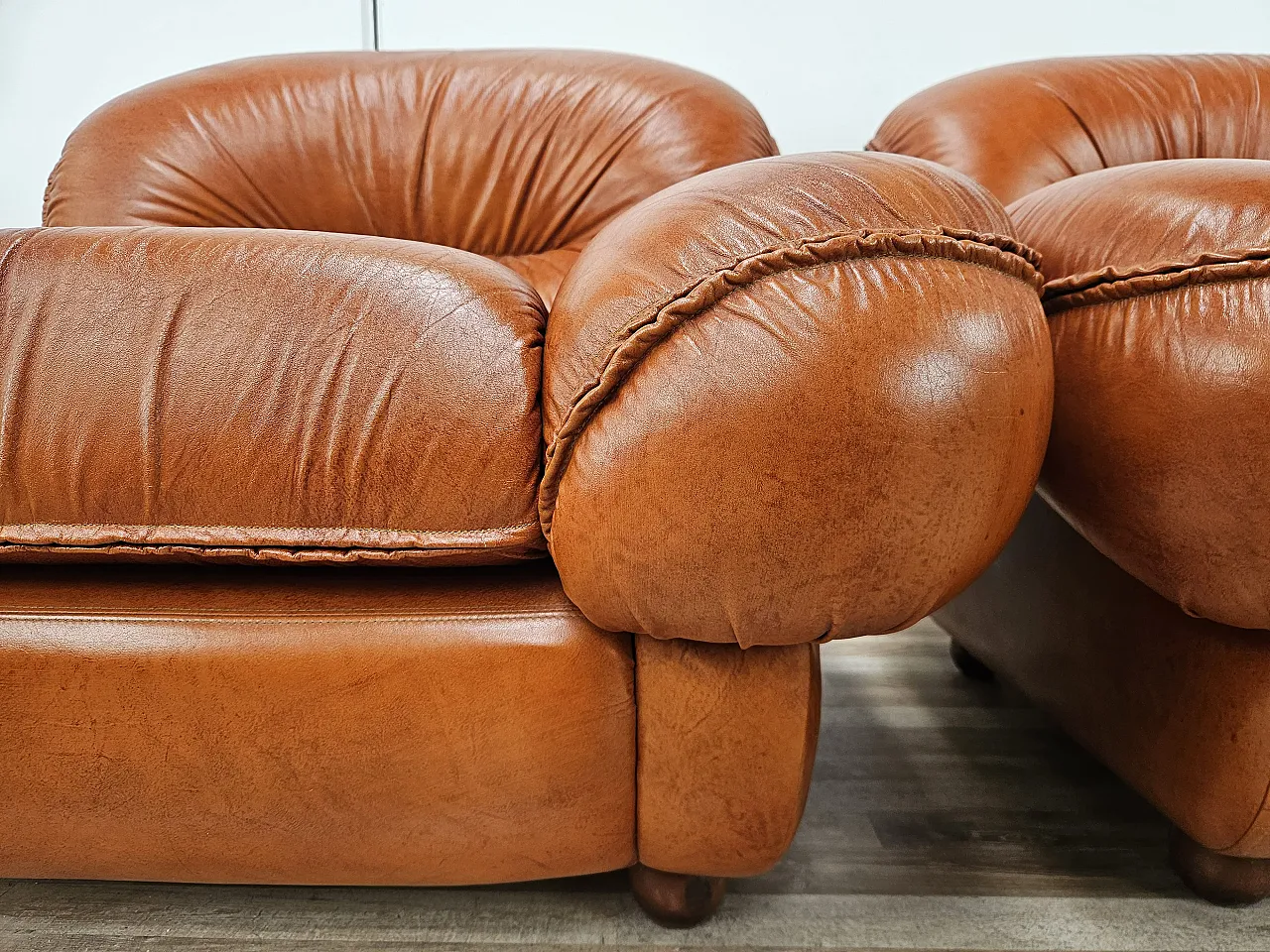 Poltrone in pelle cognac,  anni '70 13