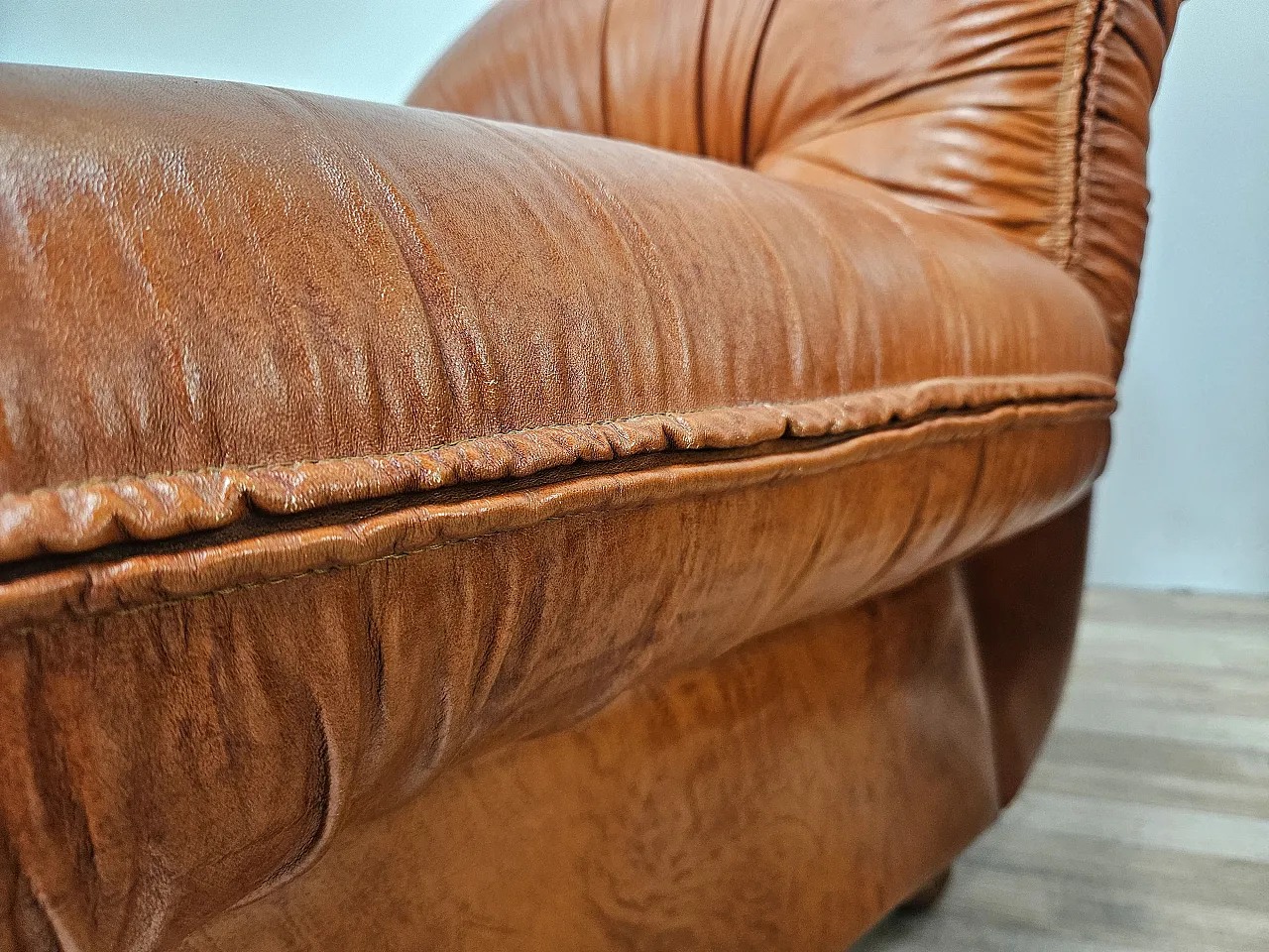 Poltrone in pelle cognac,  anni '70 14