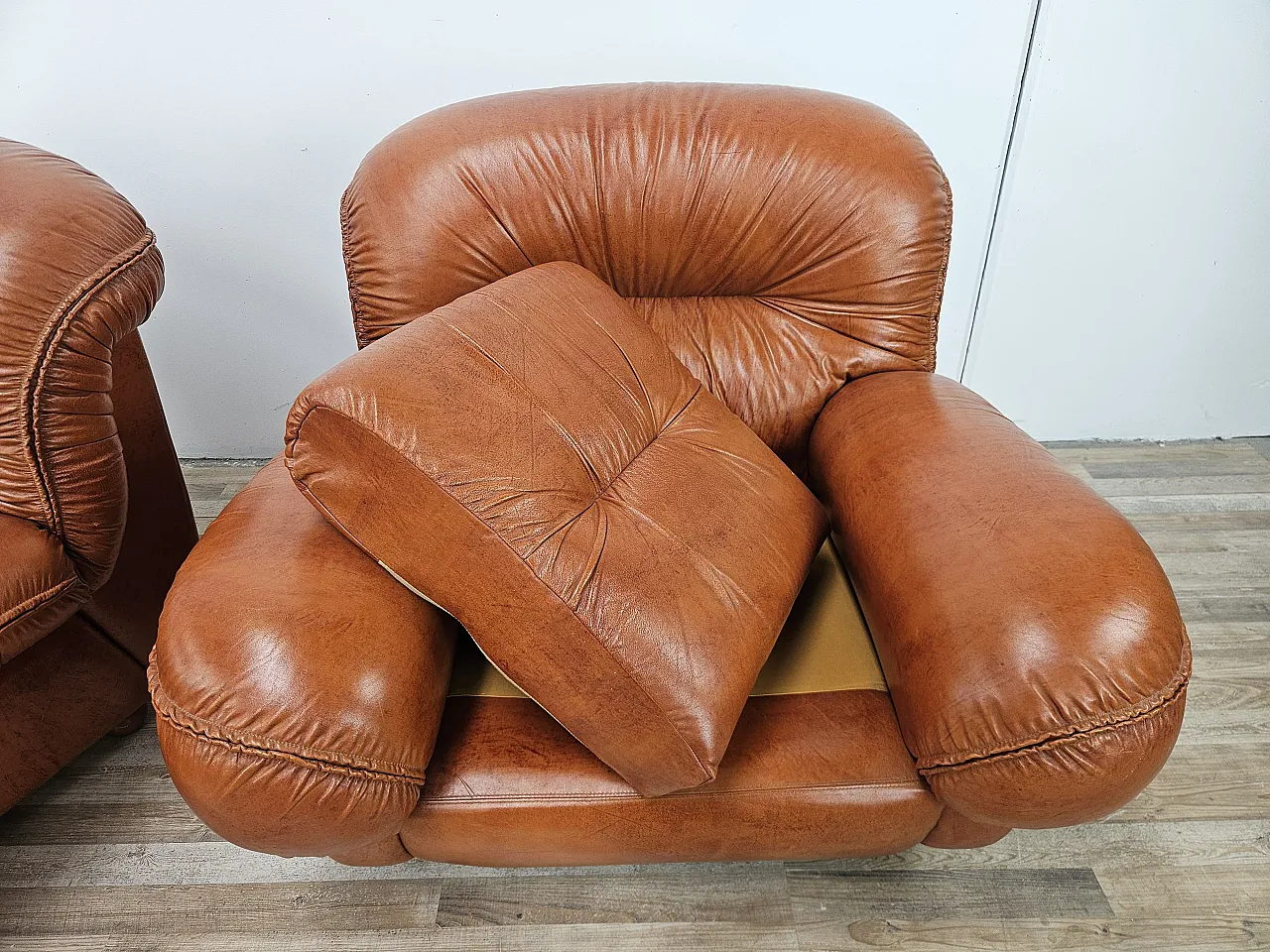 Poltrone in pelle cognac,  anni '70 15