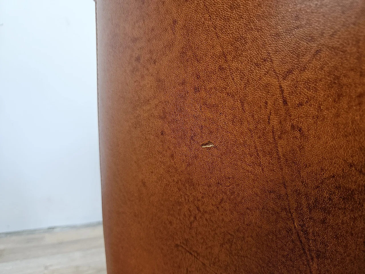Poltrone in pelle cognac,  anni '70 22