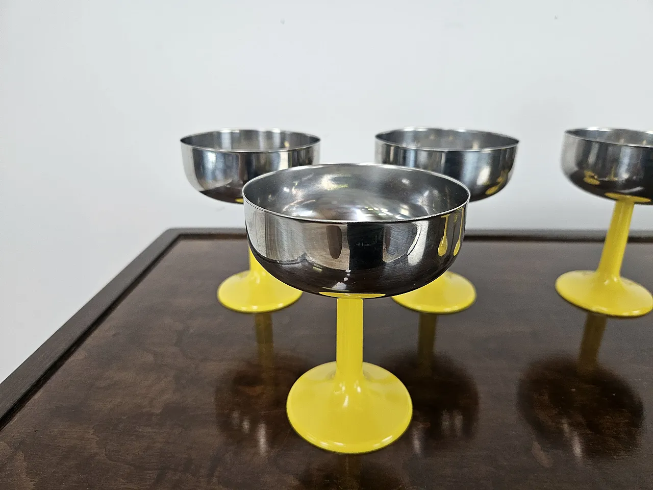 8 coppe gelato in plastica e metallo, anni '70 4