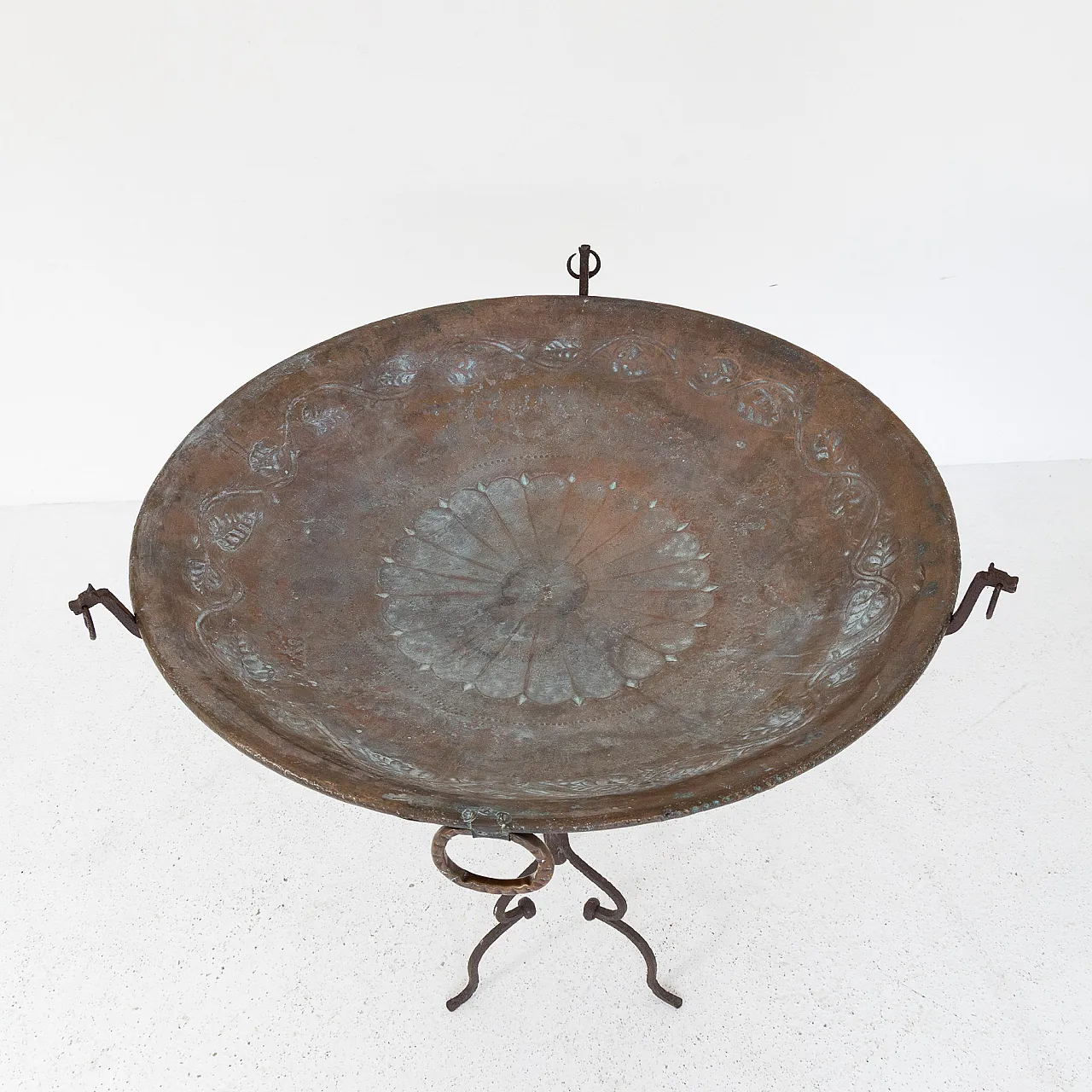 Piatto decorativo in rame con struttura in ferro battuto, anni '50 1