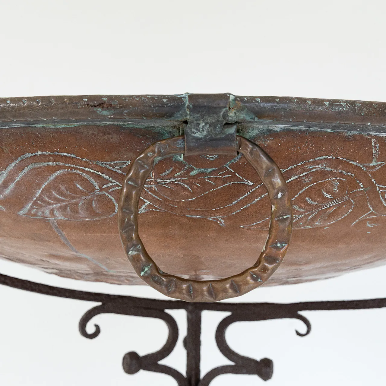 Piatto decorativo in rame con struttura in ferro battuto, anni '50 4