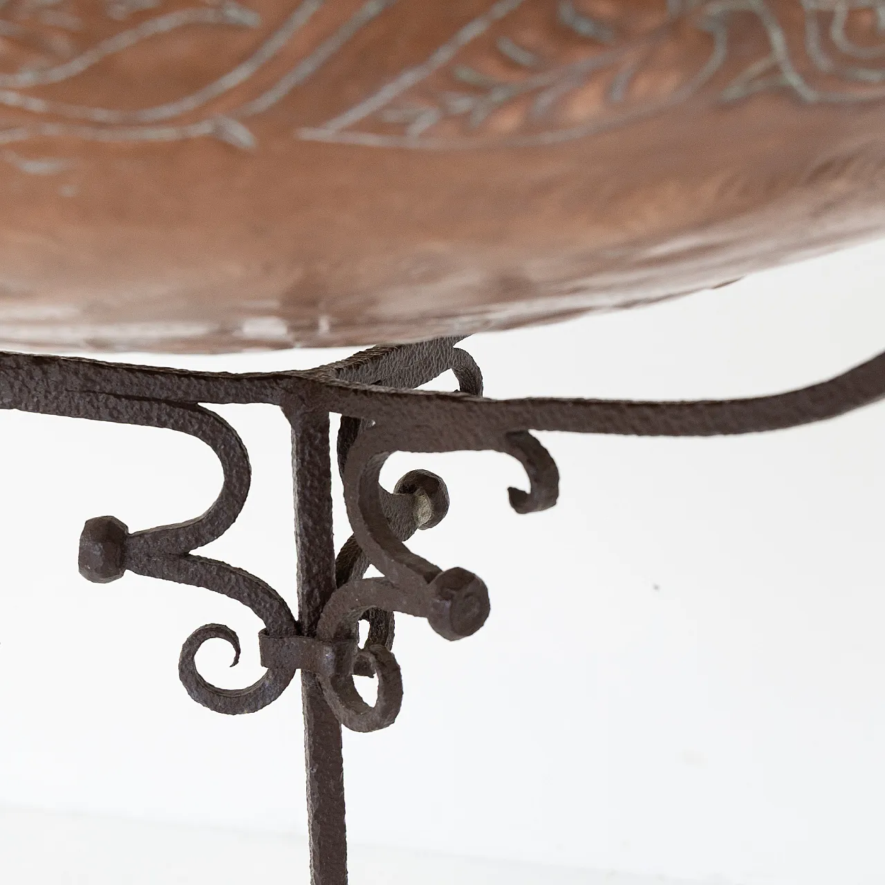 Piatto decorativo in rame con struttura in ferro battuto, anni '50 5