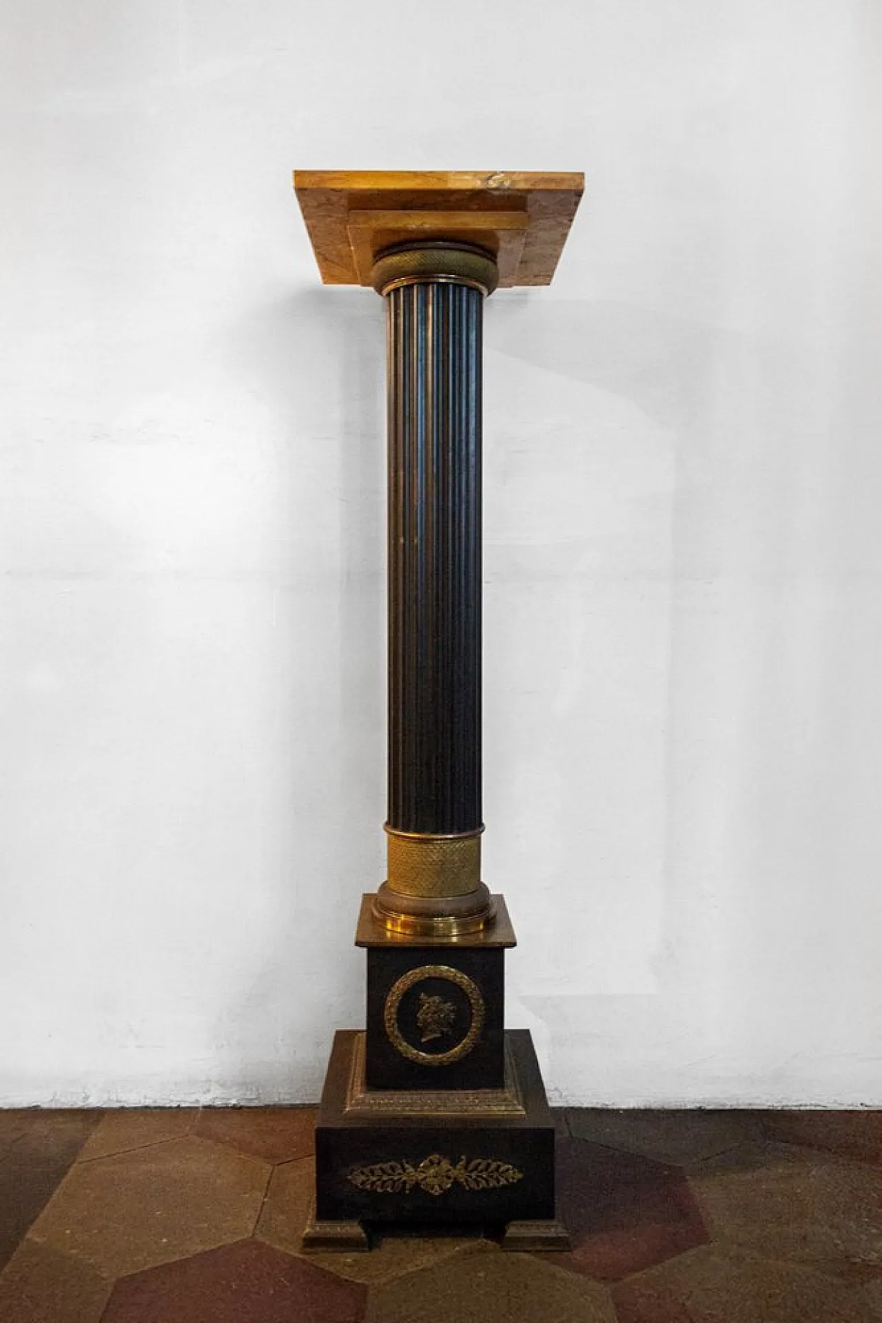 Gilded bronze column with Siena marble shelf, 19th century 1