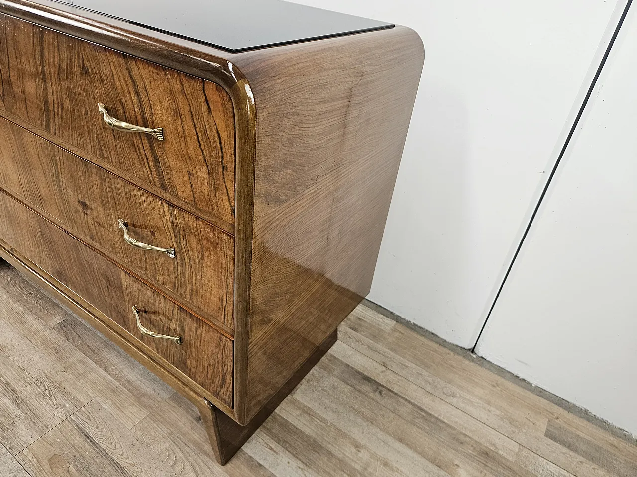 Comò Art Decò in radica di noce con piano in vetro nero, anni '40 2